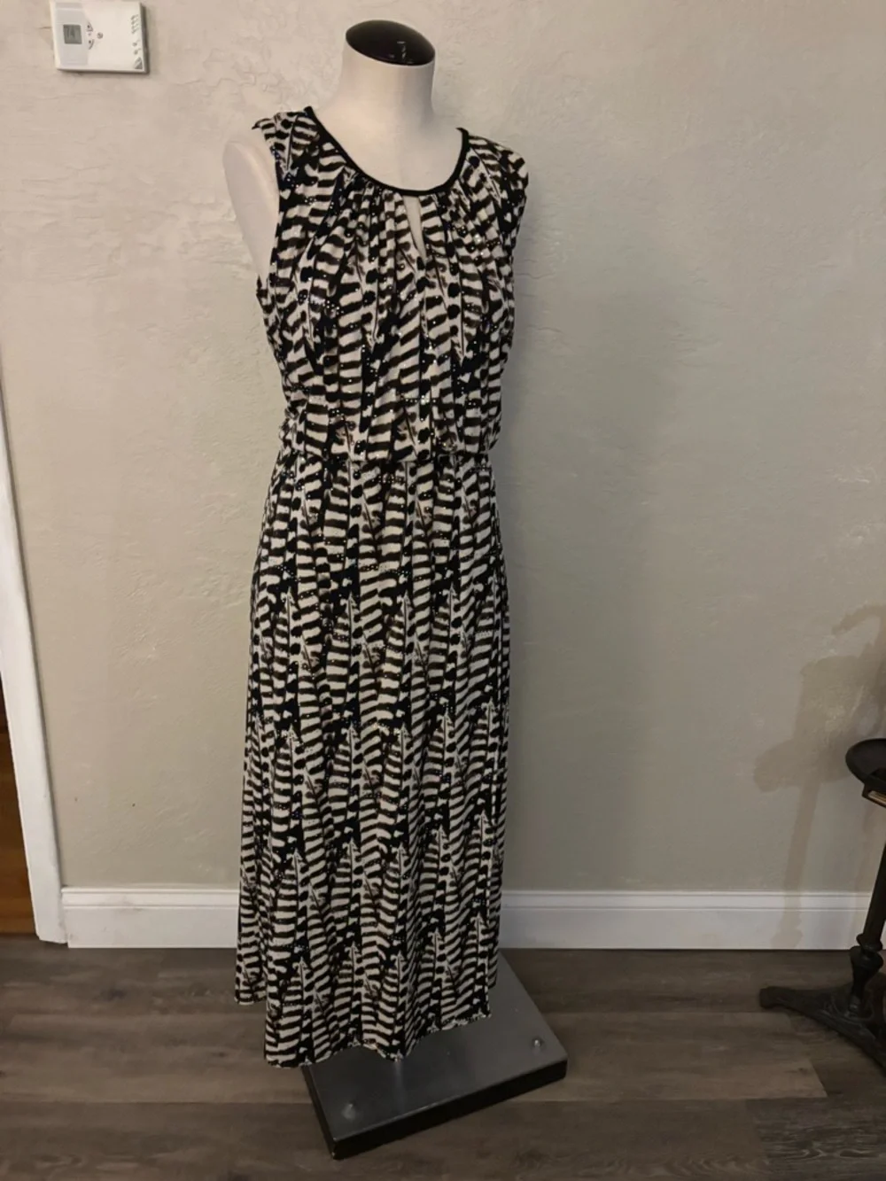 Sleeveless R& M Richard’s Black and White Printed Maxi Dress - Picture 2 of 11